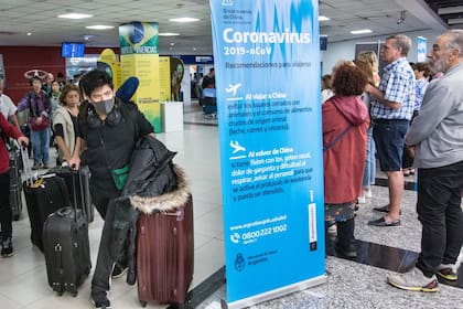 En el Aeropuerto Internacional de Ezeiza, donde circulan 30.000 personas por día, las fuerzas federales de seguridad se integraron a las acciones de prevención