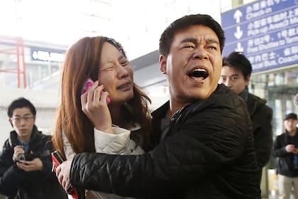 En el Aeropuerto Internacional de Pekín, China, llanto y desconsuelo de familiares de un pasajero que iba a bordo del vuelo MH370 de Malaysia Airlines