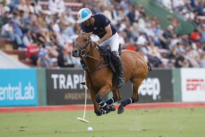 En el aire: Adolfito Cambiaso hizo lindas jugadas en el 13-4 de La Dolfina, equipo que sigue recibiendo muy pocos goles.