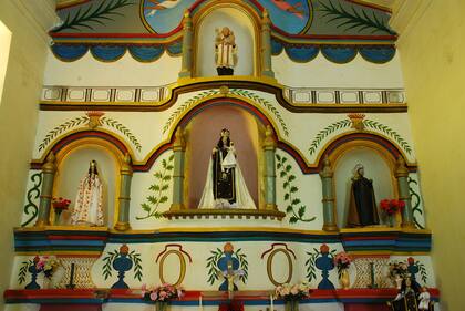 En el altar de la capilla de El Carmen están Nuestra Señora del Carmen, de la Merced y San José, la Virgen de los Siete Dolores y un Cristo crucificado, entre otras imágenes traídas del Alto Perú y recuperadas con motivo de la reinauguración del templo, en 1969.