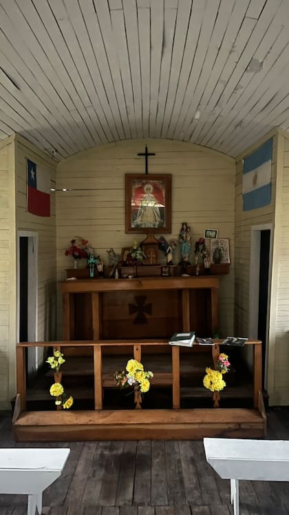 En el altar de la capilla también se destacan las banderas argentina y chilena. Abundan fotos, insignias y otros símbolos de la unión de los dos pueblos.