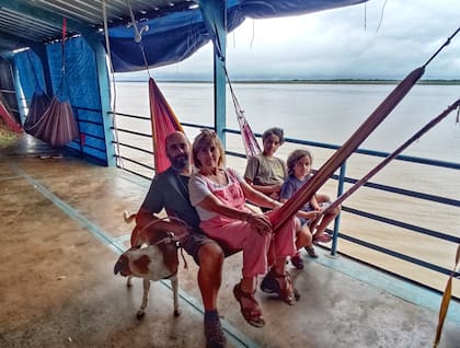 En el Amazonas, en una embarcación y con el plantel completo, perro incluido