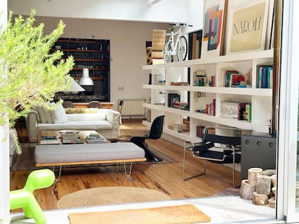 “En el ambiente integrado usé pino tea reciclada y blanco roto: los colores van mutando según se vayan leyendo libros, escuchando discos y viviendo la vida”, sintetiza Fileni, dando una excelente definición de lo que es el minimalismo cálido.