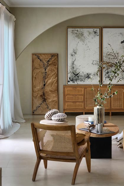 En el ambiente que reúne living comedor y cocina, las arcadas son protagonistas.