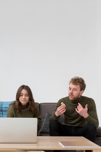 En el ámbito laboral, interrumpir a otros puede ser visto como un exceso de confianza (Foto: Freepik)