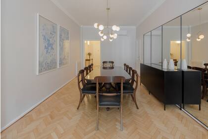 En el ángulo opuesto, el comedor.