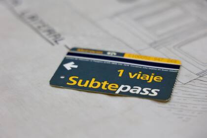 En el año 2000 arribó la tarjeta preimpresa con una banda magnética, bautizada Subtepass