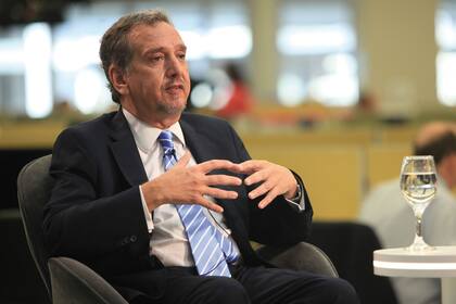 En el año 2000, Lino Barañao -exministro, hoy secretario- salió a la calle para protestar contra los recortes en el Conicet.