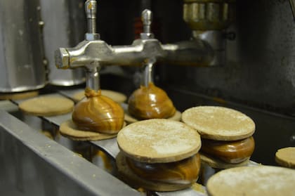 Compraron dos máquinas para llenar y cubrir los alfajores, algo que les costó porque están preparadas para las tapitas industriales y ellos las siguen haciendo artesanalmente
