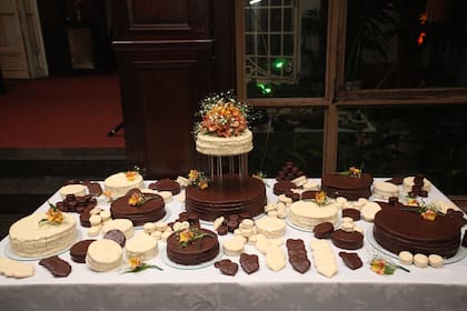 Una de sus clientas pidió para sus 15 una torta hecha con alfajores