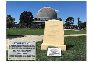 El primer partido de fútbol en Argentina: antes de lo pensado, con 12 oficinistas y un "machucado en un dedo"