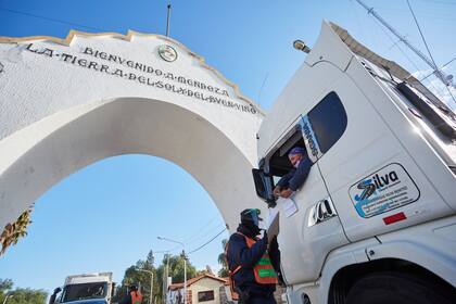 En el Arco Desaguadero, en el límite con San Luis, la mayoría de los controles los hace la policía, según observó LA NACION. Se espera que haya presencia continua de personal sanitario para hacer los testeos.