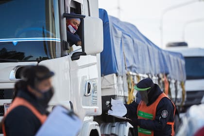 En el Arco Desaguadero, en el límite con San Luis, la mayoría de los controles los hace la policía, según observó LA NACION. Se espera que haya presencia continua de personal sanitario para hacer los testeos.