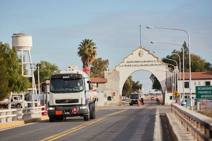 En el Arco Desaguadero, en el límite con San Luis, la mayoría de los controles los hace la policía, según observó LA NACION. Se espera que haya presencia continua de personal sanitario para hacer los testeos.