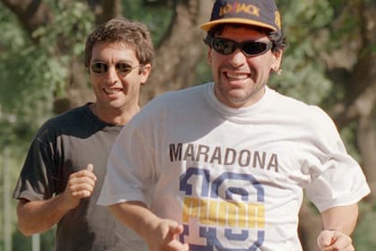 En el arcón de los recuerdos encontramos esta foto de Ricardo Darín entrenando con Diego Maradona, en los bosques de Palermo (1996)
