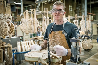 En el área de binding, los empleados son entrenados tres meses antes de empezar a trabajar ya que el amarre que realizan debe ser siempre igual. Luego, al cuerpo de la guitarra le quedan ocho horas de secado