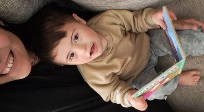 En el área de Cirugía de la clínica donde nació Bastian les enseñaron a sus padres (Florencia y Nicolás) a hacerle irrigaciones para que despidiera sus heces a través de una sonda nasogástrica con solución fisiológica.