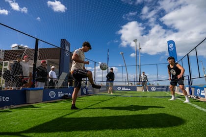 En el área de fútbol-tenis se organizan torneos diarios con premios, abiertos al público que se acerca al stand.