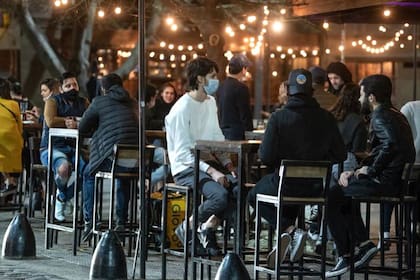 En el área metropolitana, los bares y restaurantes solo pueden atender en espacios habilitados al aire libre y deben cerrar a más tardar a las 19