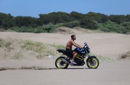En El Arenal la mayoría conduce sin casco.