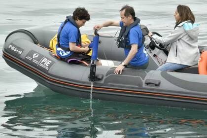 En el artículo, que ha sido portada de Nature Microbiology en julio, ha intervenido el profesor Ibon Cancio, de la Estación Marina de Plentzia (PiE-UPV/EHU). En la foto, junto a otros miembros de su equipo de investigación