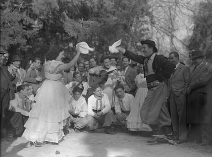 En el asado de los dibujantes, Walt baila zamba.