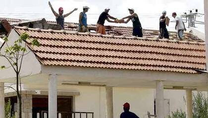 Colonos israelíes desmantelan sus casas en el asentamiento de Nissanit, en Gaza