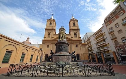 En el atrio central, enmarcada por rejas de estilo colonial, la escultura protagonista: el mausoleo del prócer argentino, inaugurado en 1903, obra del escultor italiano Ettore Ximenes.