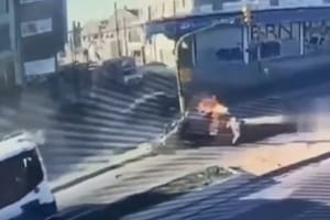 Un auto ardió tras invadir el carril del metrobús y sus ocupantes huyeron desesperados