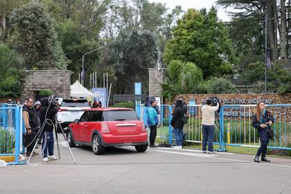En el auto rojo ingresa Carlos Fernando Navarro Montoya