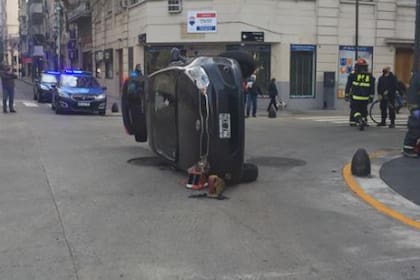 En el auto viajaba una sola persona qiue logró salir por sus propios medios