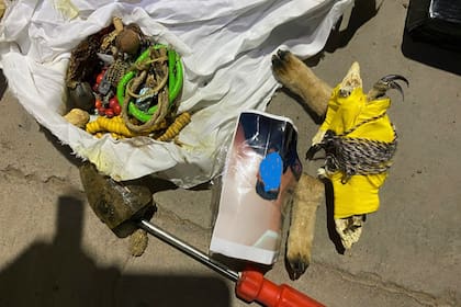 En el automóvil también se incautaron una serie de elementos propios de un ritual esotérico