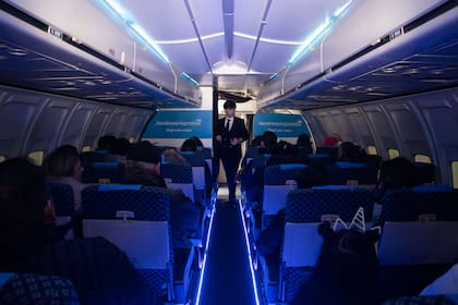 En el avión de Aerolíneas Argentinas se recrea la experiencia de volar, desde el arribo al aeropuerto de los pasajeros hasta el final del viaje