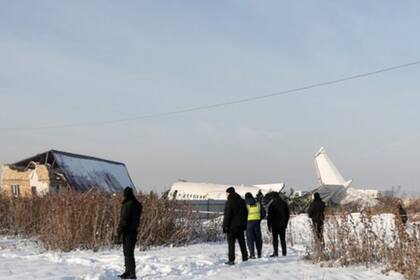 El avión perdió altura antes de precipitarse hacia un muro de concreto y estrellarse contra un edificio de dos plantas