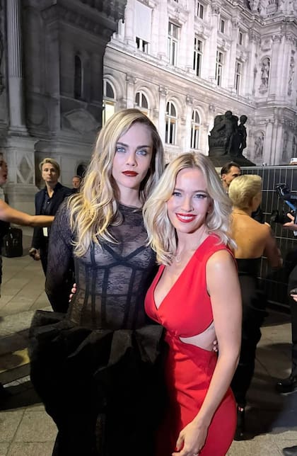 En el back del desfile, Luisana se fotografió con Cara Delevingne