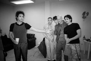 En el backstage de un show en Caracas, Venezuela, con Leo García, Fernando Nalé, Flavio Etcheto y Martín Carrizo, la banda que lo acompañó en la gira.