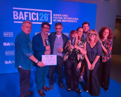 En el Bafici, Troncoso junto al director, colegas y el equipo del film La mujer del río, que consiguió dos premios por las actuaciones de sus protagonistas