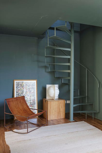 En el bajoescalera, cuadros (Decohaus). Paredes pintadas en ‘Verde Petróleo’ (paleta de Mesopotamia para Sherwin Williams).