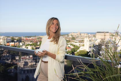 En el balcón, con una espectacular
vista de la ciudad de Buenos
Aires. “Me entrego mucho a lo que
tenga que ser, como que me voy
guiando de acuerdo a lo que siento
y necesito. Veremos a medida que
pasa el tiempo si es parto natural
o cesárea”, explica la mujer del
jefe de Gobierno porteño, Jorge
Macri