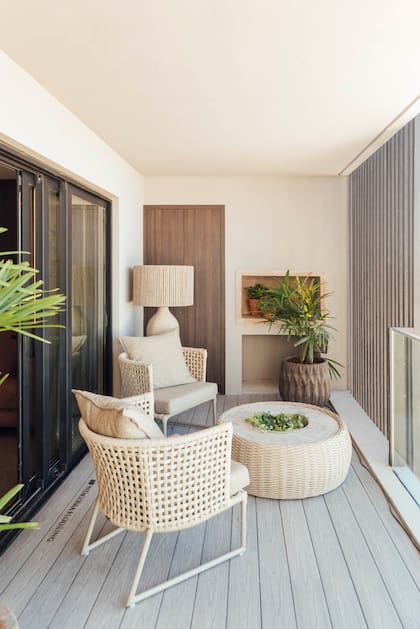 En el balcón, contraste en la pared para los muebles claros de gran porte (Tidelli)