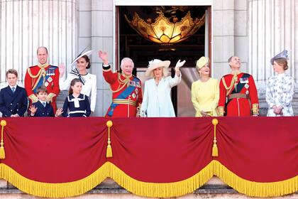 En el balcón, junto a su marido, sus hijos, los Reyes, los duques de Edimburgo y su hija, Lady Louise. 
