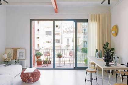 En el balcón, mesa auxiliar ‘Objects’ y sillas ‘Village’, diseñadas por Jasper Morrison, todo de la firma de diseño española Kettal.