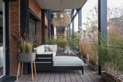 En el balcón, nuevamente una maceta autorriego 'Urbanlive' (Rehau) y muebles de exterior de Tolder.