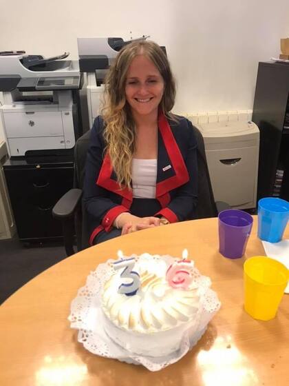 En el banco que la vio crecer profesionalmente, festejando su cumpleaños.