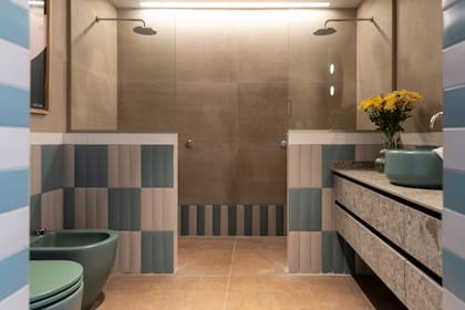 En el baño de buenas dimensiones se luce una exquisita combinación de Ombre Secret Garden y Ombre Sable Blanc en "bricks" de 7,7x30,5.