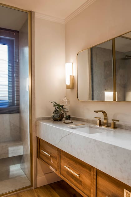 En el baño de la suite, mesada revestida en el modelo Taj Suede (Pura Stone). Grifería Dominic Lever (FV). Mueble del modelo Scotch de la Línea Blend (Faplac).