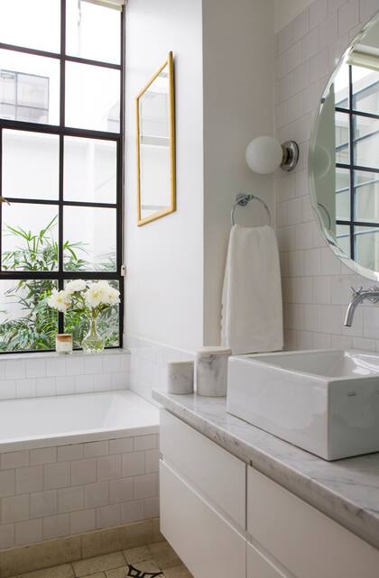 En el baño en suite, también se colocó un cerramiento de hierro que aprovecha la luz de uno de los patios.