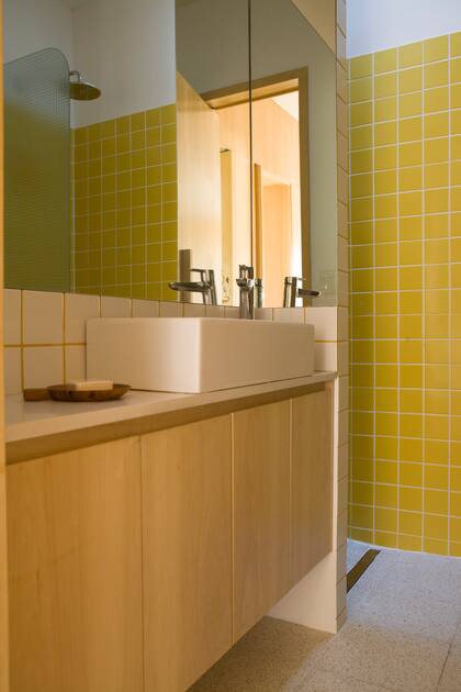 En el baño infantil, bacha (Capea), mesada de Stone Quartz 'Blanco Norte' (Casa Nazaret).