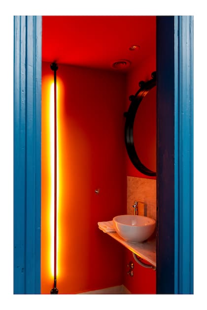 En el baño, la raya se hace presente en forma de luz, con la lámpara de Oblumo.