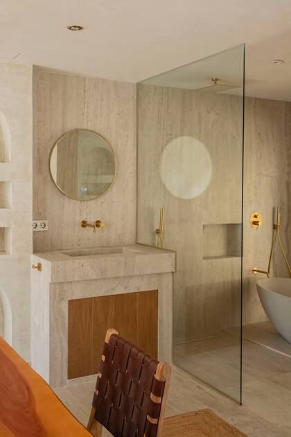 En el baño: mueble (Grohe), grifería (Axor), bañera exenta (Cocoonnbath).